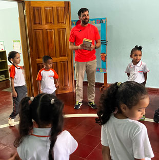 Tyler-teaching-kids